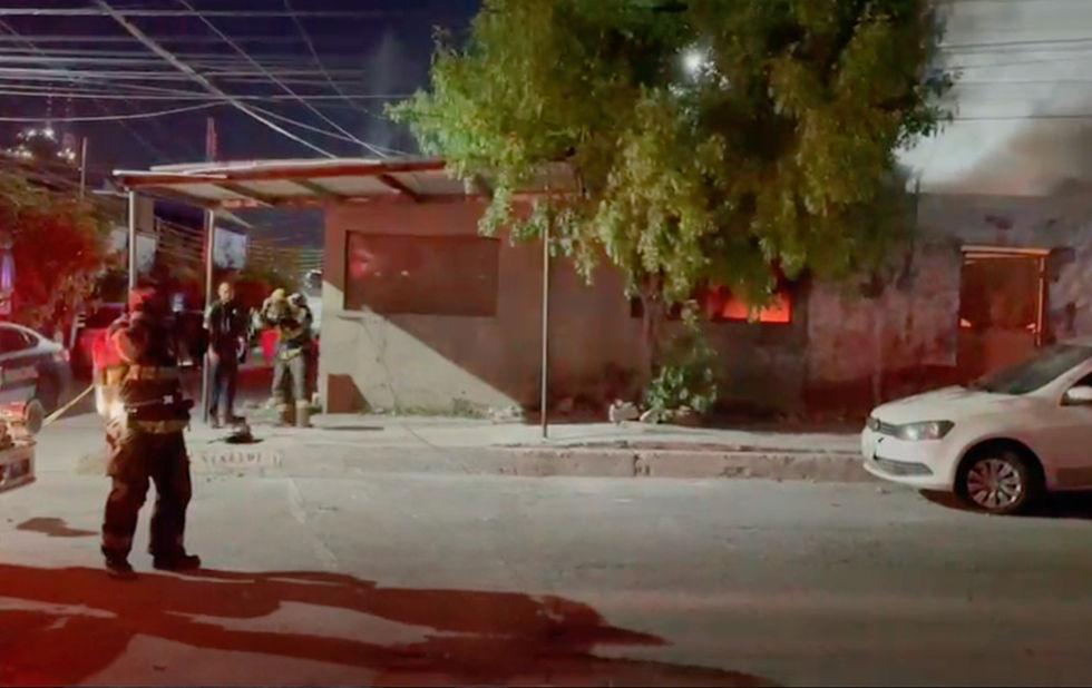 Casi muere hombre que prendió fuego a su vivienda en la Colonia Josefa Ortiz; lo rescatan los Bomberos