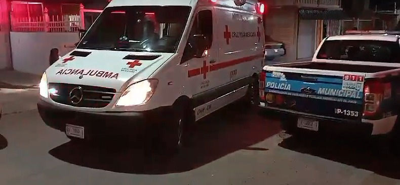 Rescatan a adulto mayor inconsciente en El Saucito y lo trasladan al hospital