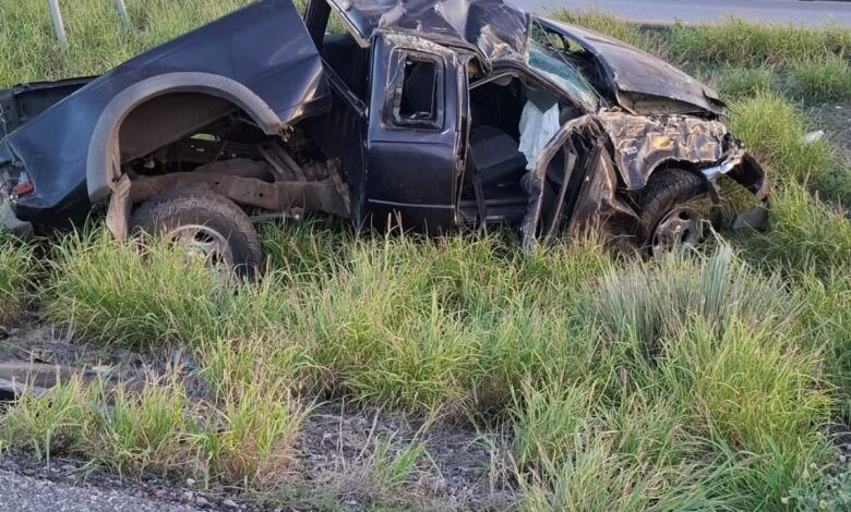 Camión parte en dos a una camioneta en la carretera a Delicias; muere una persona y hay varios lesionados