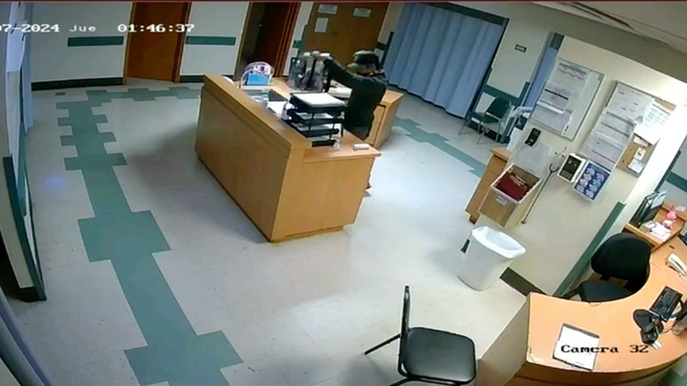 (VIDEO) Ladrón irrumpe en la Clínica del Centro y roba varios objetos del personal médico