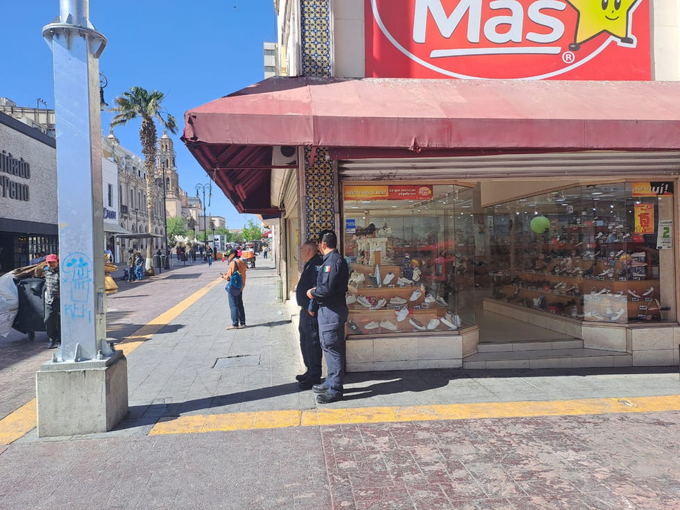 Como Guardias de Seguridad; Tienen a los Bomberos parados todo el día y en el sol en la Liber