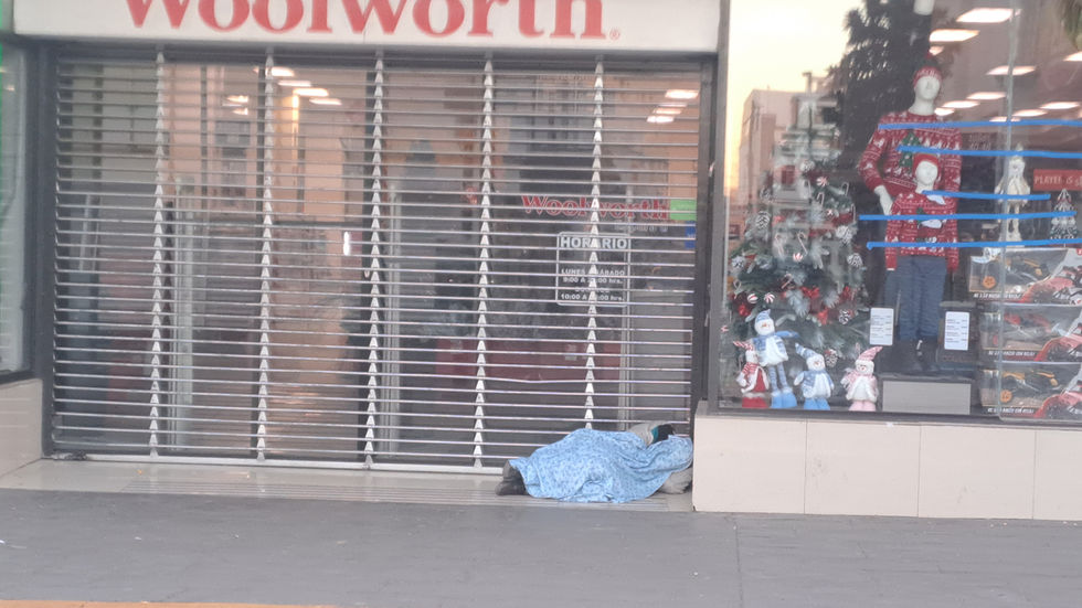 ¡Triste realidad! Indigente se cubre como puede del frío en Centro Histórico