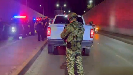 Identifican a transeúnte agredido a balazos en un lote baldío; logra llegar a camellones del Periférico de la Juventud