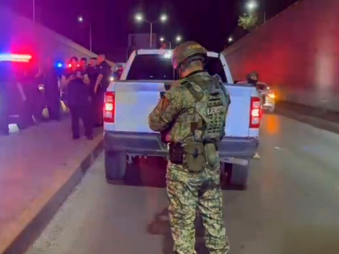 Identifican a transeúnte agredido a balazos en un lote baldío; logra llegar a camellones del Periférico de la Juventud