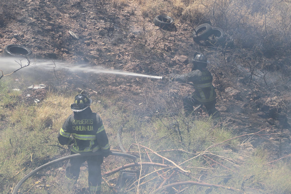 Bomberos sofocan incendio en un basurero improvisado en la Colonia Labor de Terrazas
