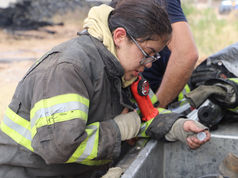 Bomberos de Chihuahua sofocando incendio 