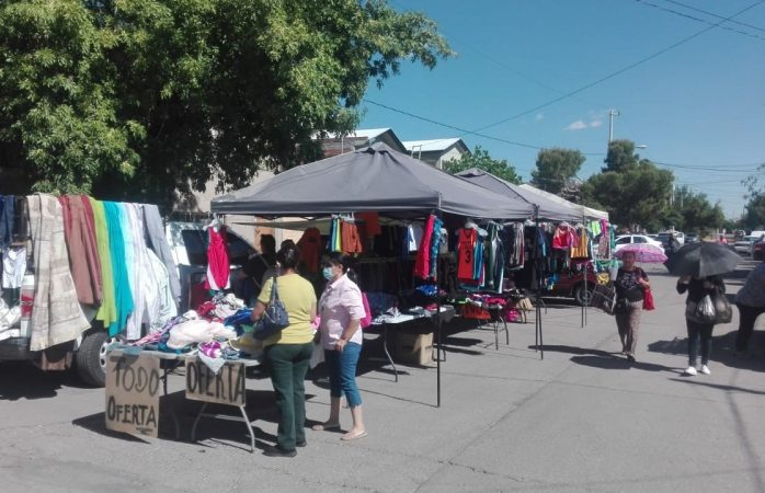 Retiran a cientos de tianguistas de la vía pública
