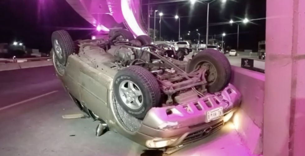 Manejaba a exceso de velocidad, pierde el control y vuelca en la Gaza de la Cantera; abandonaron el vehículo
