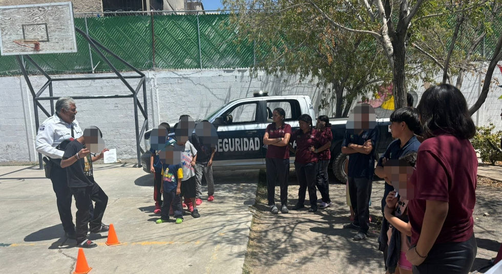 Policías de Ciudad Juárez visitan Albergues de niños para enseñarles seguridad vial