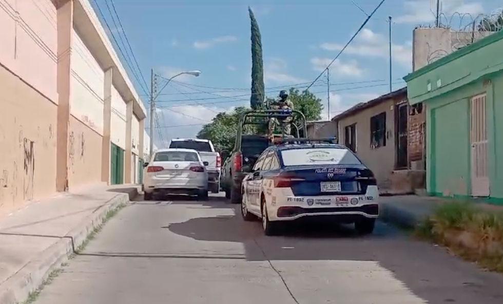 Sicarios a bordo de un taxi blanco intentan asesinar a un hombre en la Colonia Pavis Borunda.