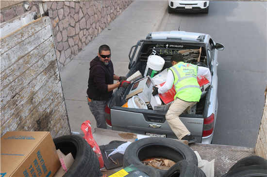 Trabajadores del Municipio retiran toneladas de basura
