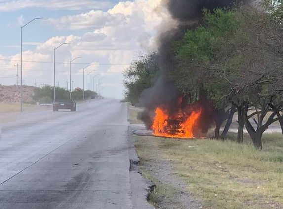 Se incendia vehículo en la carretera a Aldama