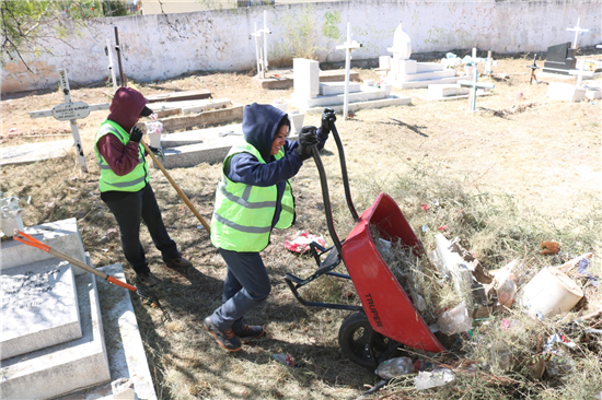 Cuadrillas de limpieza trabajan arduamente en los panteones Municipales