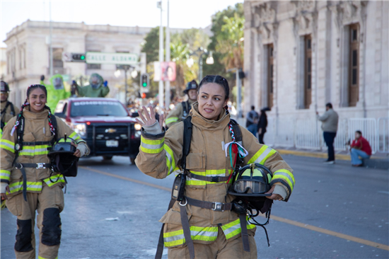 600 elementos de la Policía y Bomberos de Chihuahua desfilaron en el 114 Desfile Revolucionario