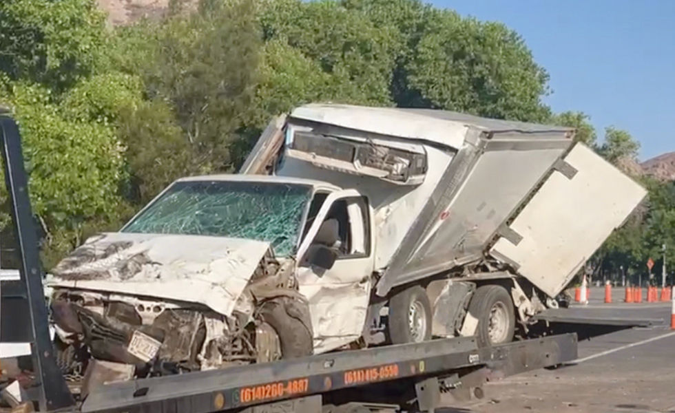 Quedan dos personas lesionadas al volcar camioneta en la Vialidad Sacramento