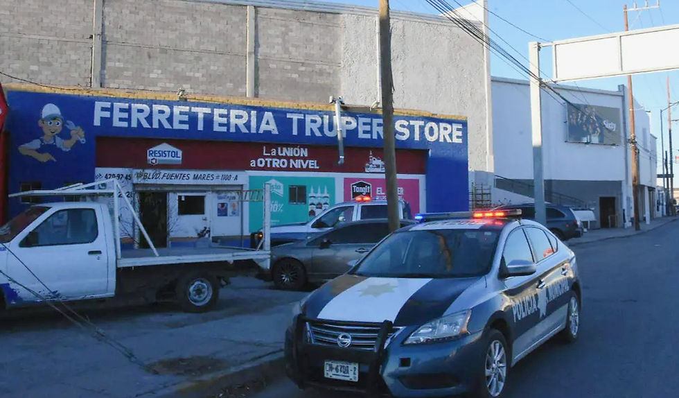 Quebraron un vidrio, rompieron candados y se roban mercancía en una ferretería en plena avenida Independencia