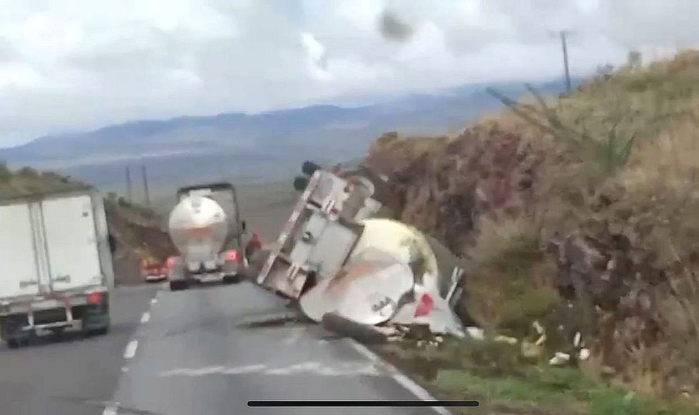 En el kilómetro 48 de la carretera Chihuahua-Cuauhtémoc se reporta accidente por volcadura de pipa