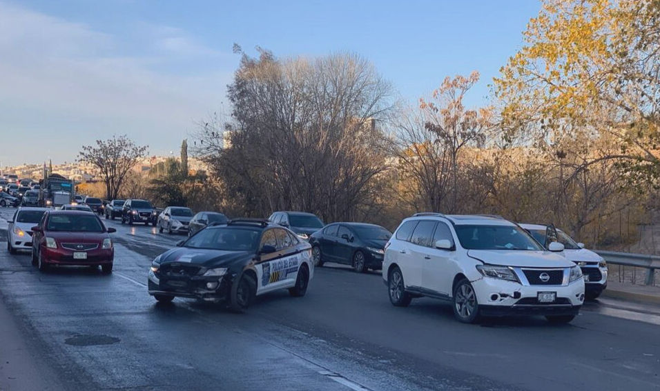 Alertan por pavimento congelado en la Avenida Teófilo Borunda, ya chocaron tres veces