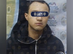 Le dan ganas de hacer "pis" en vía pública, lo ven Municipales, lo registran y le encuentran droga