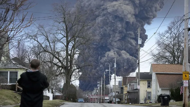 Descarrilamiento de tren con químicos en Ohio genera catástrofe ambiental