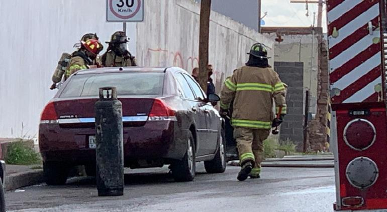 Bomberos salvan a dos personas en incendio en la Santa Rita