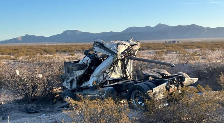 Muere chofer de trailer al quedarse dormido y volcar en la carretera Juárez- Casas Grandes 