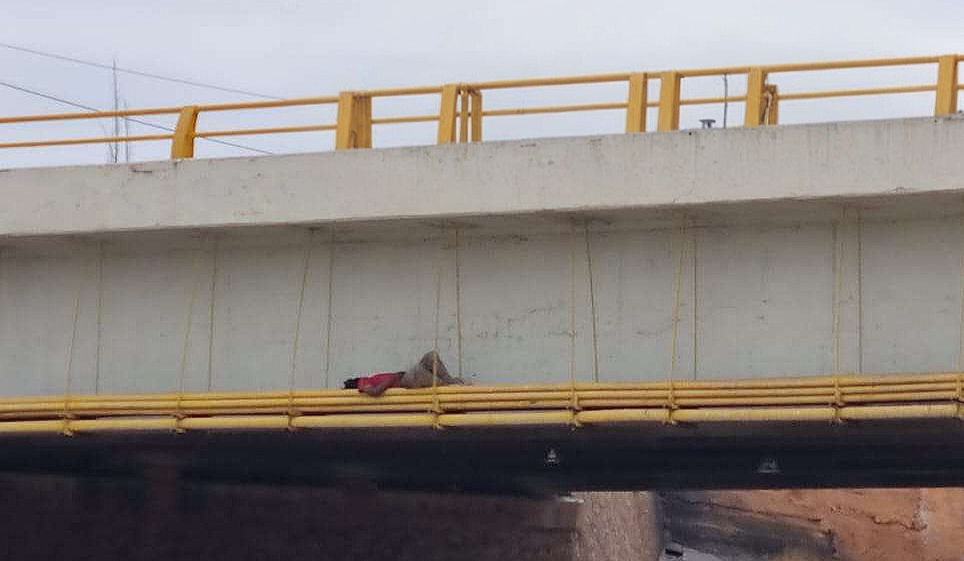 Sujeto intoxicado moviliza a cuerpos de rescate en puente de la Politécnico; se acostó a dormir en zona peligrosa