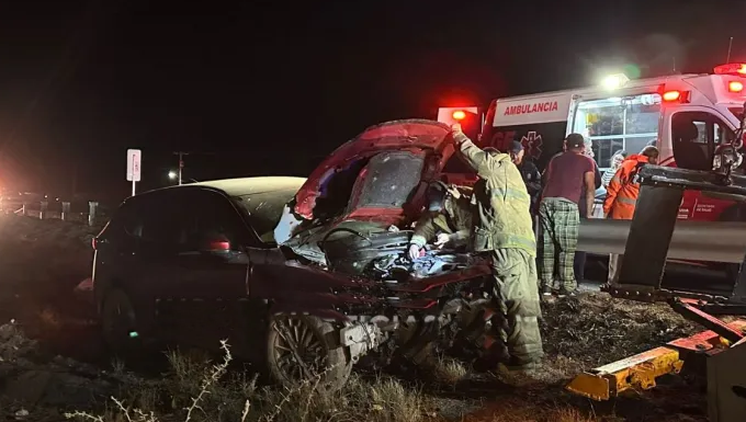 Conductora resulta lesionada al impactar conta barrera de contención en Camargo