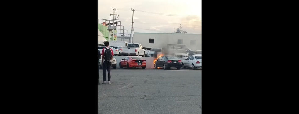 (VIDEO) Se incendia vehículo en estacionamiento cerca del Issste