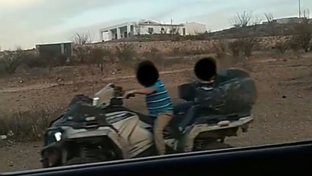 Siguen menores piloteando cuatrimotos en la Presa Chihuahua
