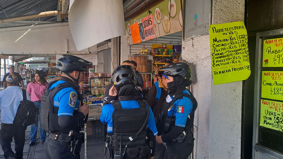 Sujeto intenta robar a transeúntes y es detenido por policías municipales en la Niños Héroes