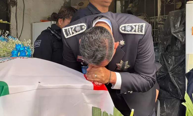Rompe en llanto Secretario de Seguridad de Chihuahua Loya por muerte de una agente