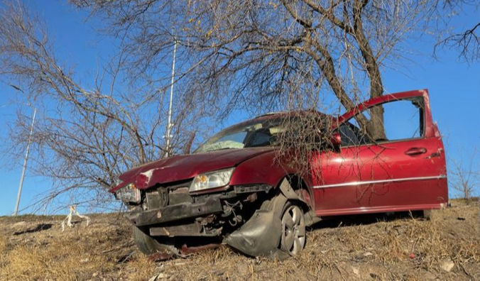 Conductora se salva de caer a un barranco en la Carretera a Aldama