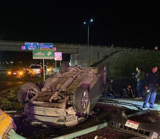 Sale ileso tras volcar su vehículo en la Carretera a Delicias 