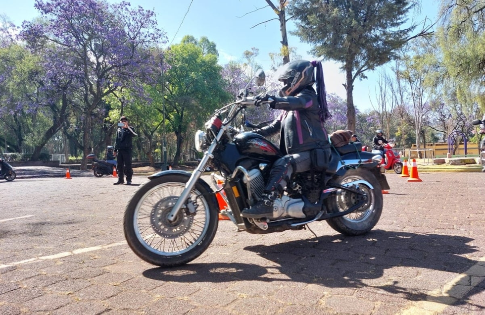 Abren escuela para mujeres motociclistas
