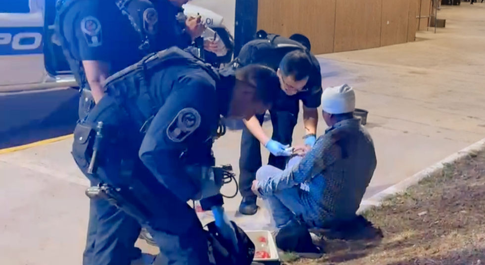Lo golpean compañeros de parranda para robarle dinero en El Palomar