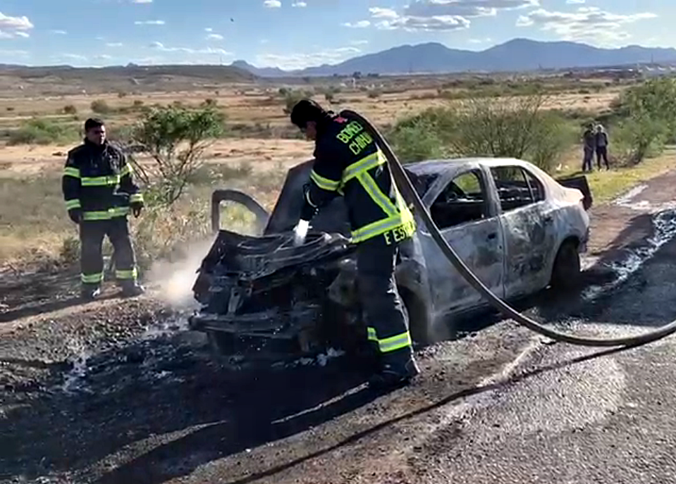 Se incendia vehículo cerca de la UVM