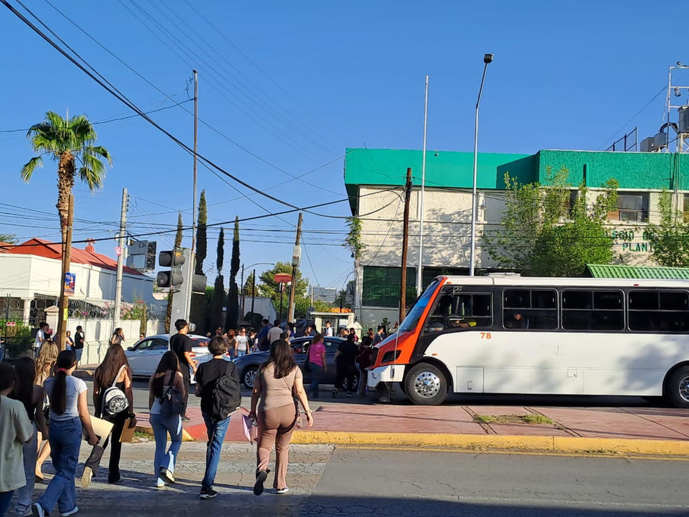 Cientos de estudiantes llegan al COBACH 1 para realizar su examen de admisión