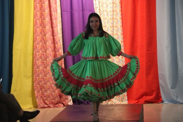 Muestran artistas rarámuri y warijó prendas típicas de pueblos originarios con pasarela de moda