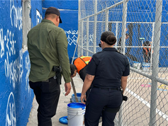 Grafiteros de Chihuahua reparan daños y pintan bardas