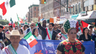 Zohran Mamdani, alcalde de Nueva York, hace historia al marchar en desfile de Independencia de México