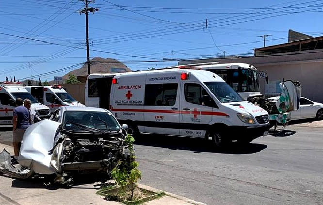 Choca urbano en la Santa Rosa y deja 9 personas lesionadas