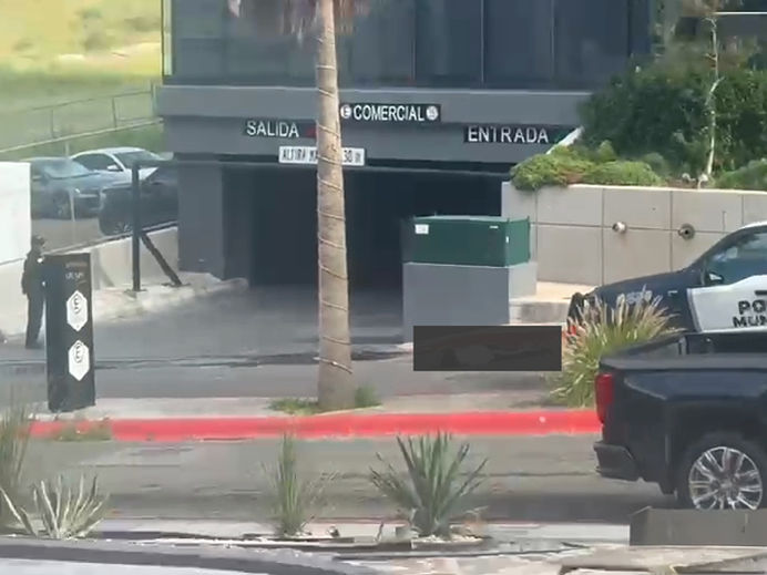 Tragedia! Hombre se avienta desde lo alto de un edificio en el Residencial Plaza del Sol