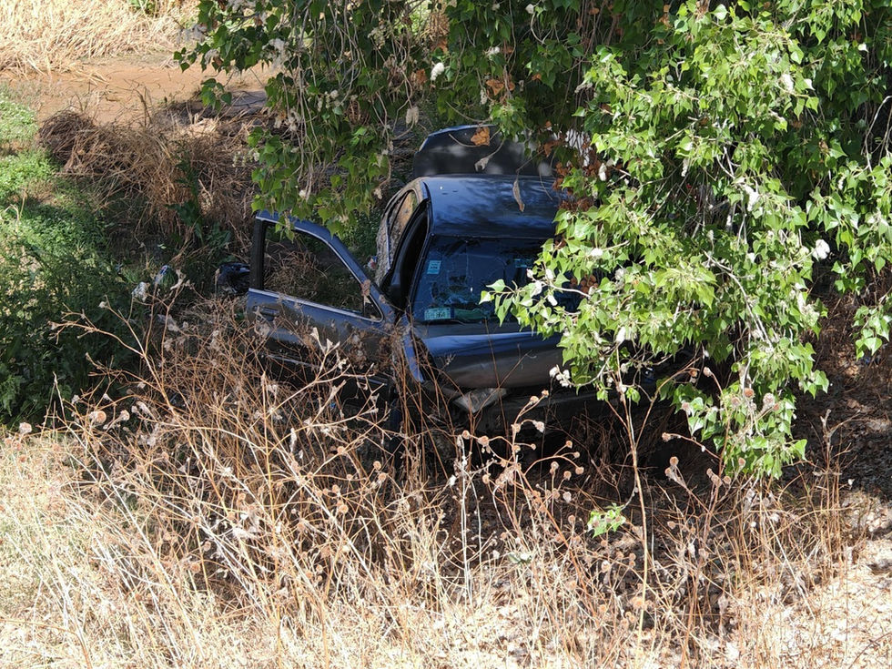 Conductora impacta en el muro de contención y cae al canal de la Teófilo Borunda; hay dos menores lesionadas