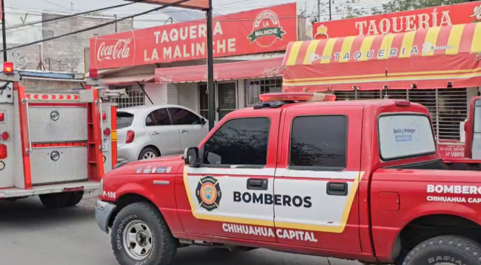 Bomberos rescatan a niña de 3 años en la Colonia Granjas; se le atora la mano en una dispensadora de dulces