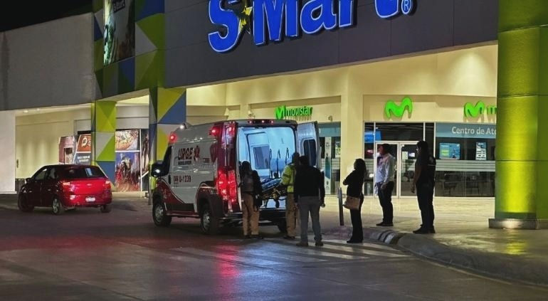 Paramédicos trasladan a niña que cayó de escaleras en Plaza Sendero