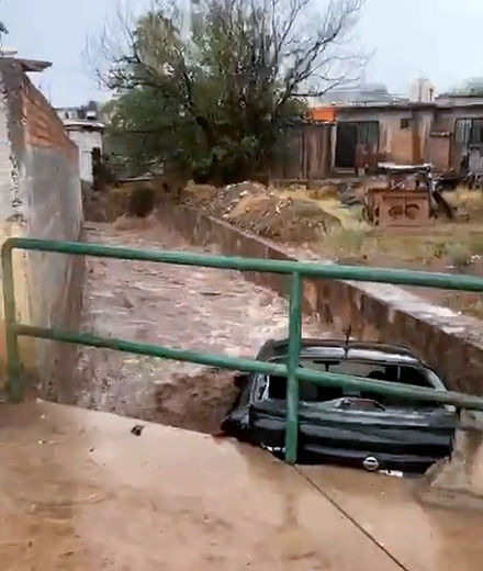 Vehículo arrastrado por la corriente en chihuahua