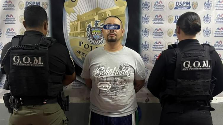 Sujeto portaba un arma de juguete en la cintura en Colonia Santo Niño; Municipales lo ven, lo revisan y encuentran presunta droga