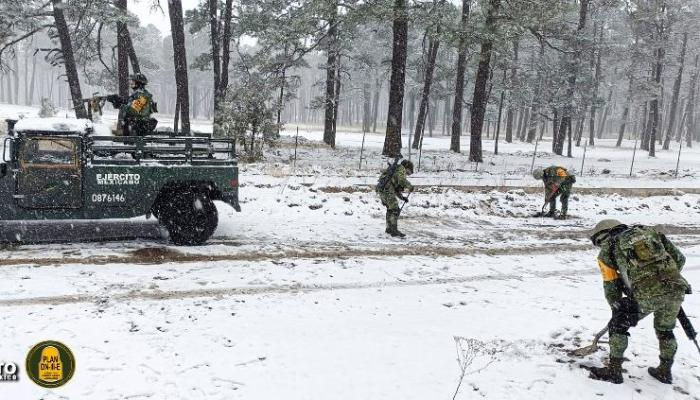 Con puras palas Soldados despejaron caminos cubiertos por la nieve en Guachochi