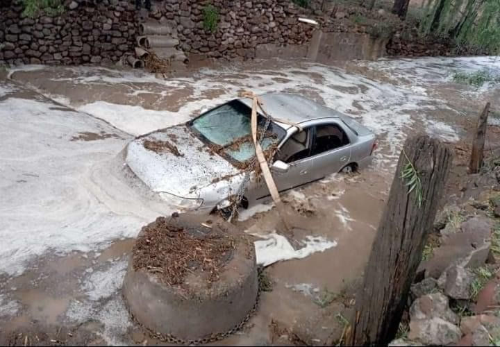 Vehículo es arrastrado por la fuerte corriente del río en Tomochi; emiten alerta